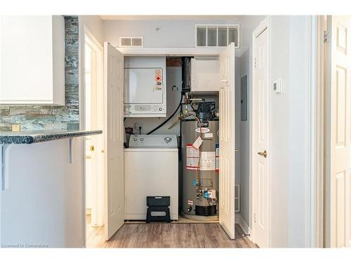 206-1830 Walkers Line, Burlington, ON - Indoor Photo Showing Laundry Room