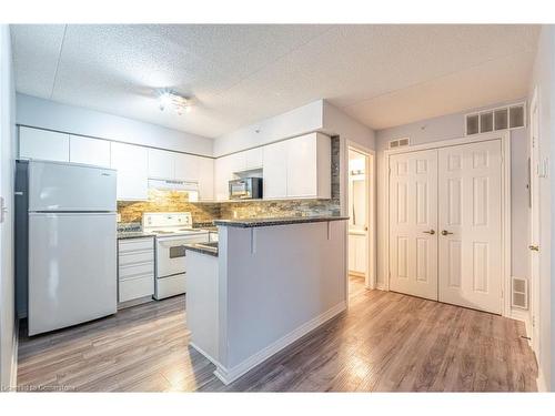 206-1830 Walkers Line, Burlington, ON - Indoor Photo Showing Kitchen