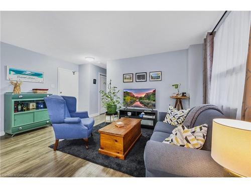 805-15 Albright Road, Hamilton, ON - Indoor Photo Showing Living Room