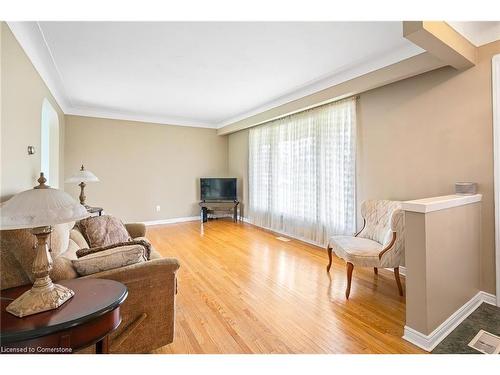 Upper-25 Almond Gardens, Grimsby, ON - Indoor Photo Showing Living Room