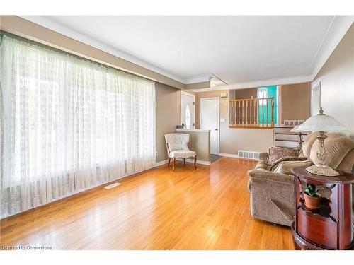 Upper-25 Almond Gardens, Grimsby, ON - Indoor Photo Showing Living Room