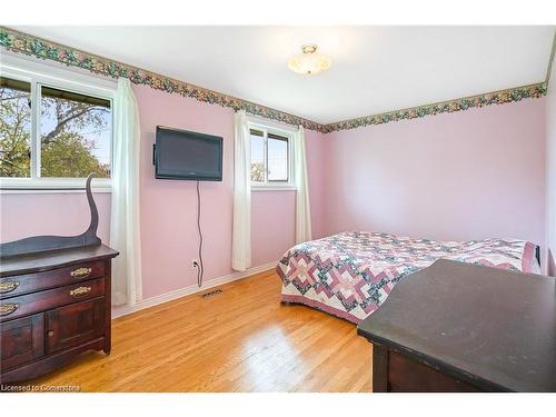 Upper-25 Almond Gardens, Grimsby, ON - Indoor Photo Showing Bedroom