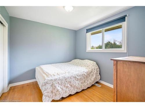 Upper-25 Almond Gardens, Grimsby, ON - Indoor Photo Showing Bedroom