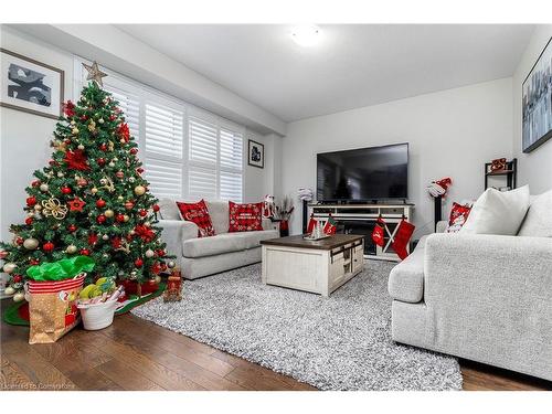 24 Whithorn Crescent, Caledonia, ON - Indoor Photo Showing Living Room