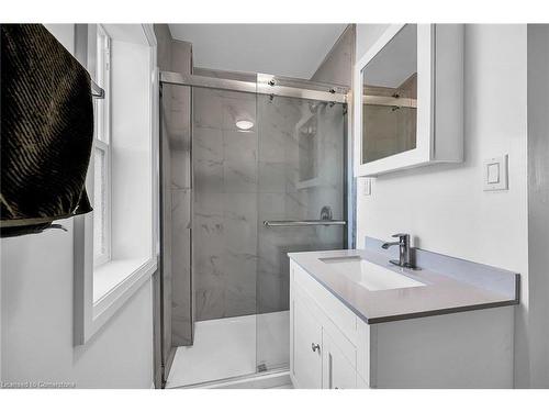 346 Emerald Street N, Hamilton, ON - Indoor Photo Showing Bathroom