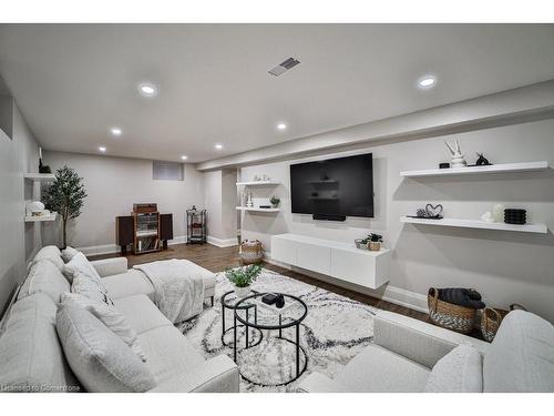 31 Nuffield Drive, Toronto, ON - Indoor Photo Showing Living Room