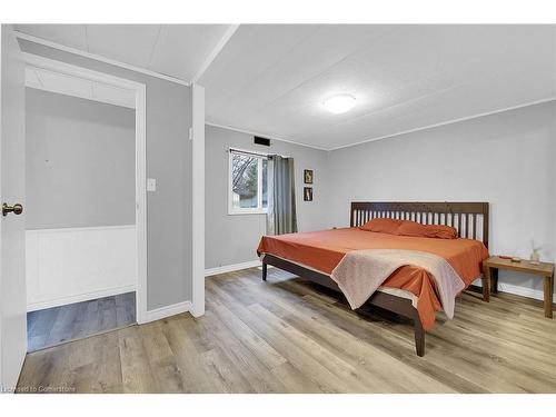 94 Maple Crescent, Flamborough, ON - Indoor Photo Showing Bedroom