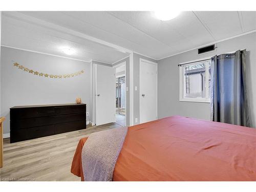 94 Maple Crescent, Flamborough, ON - Indoor Photo Showing Bedroom