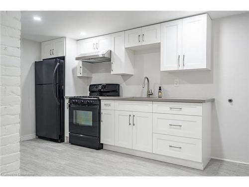 4-182 Wellington Street N, Hamilton, ON - Indoor Photo Showing Kitchen