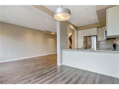 27 Waterview Lane, Grimsby, ON - Indoor Photo Showing Kitchen