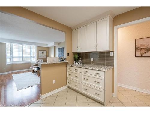 507-8 Village Green Boulevard, Stoney Creek, ON - Indoor Photo Showing Kitchen