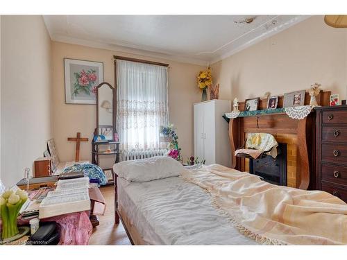 34 Sherman Avenue S, Hamilton, ON - Indoor Photo Showing Bedroom