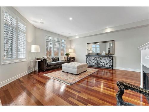 401 Detlor Common, Burlington, ON - Indoor Photo Showing Living Room