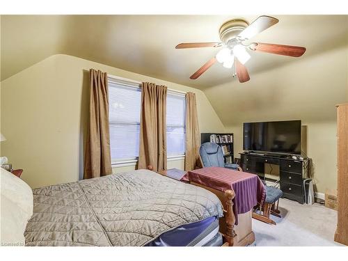 8 Bromley Road, Hamilton, ON - Indoor Photo Showing Bedroom