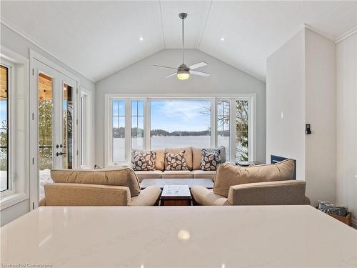 37-2054 Peninsula Road, Minett, ON - Indoor Photo Showing Living Room