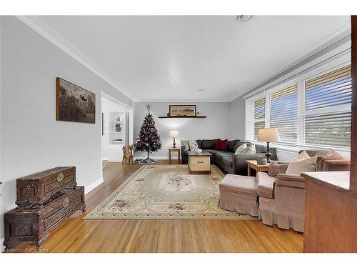 4299 East Avenue, Beamsville, ON - Indoor Photo Showing Living Room