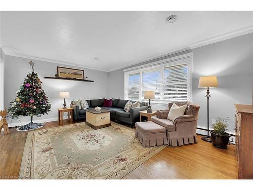 4299 East Avenue, Beamsville, ON - Indoor Photo Showing Living Room