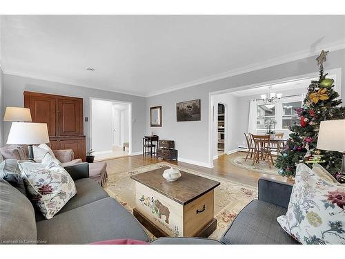 4299 East Avenue, Beamsville, ON - Indoor Photo Showing Living Room