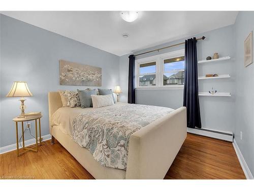 4299 East Avenue, Beamsville, ON - Indoor Photo Showing Bedroom