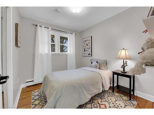 4299 East Avenue, Beamsville, ON - Indoor Photo Showing Bedroom