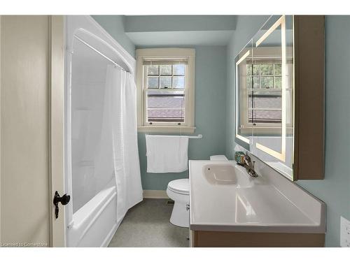 77 Main Street E, Grimsby, ON - Indoor Photo Showing Bathroom