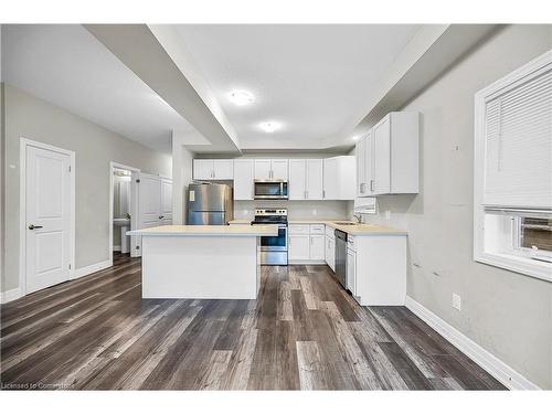 31 Pondcliffe Drive Drive, Kitchener, ON - Indoor Photo Showing Kitchen