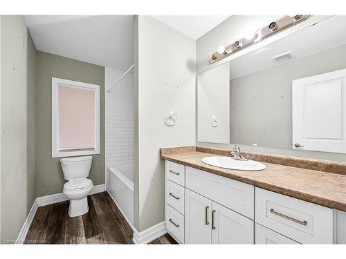 31 Pondcliffe Drive Drive, Kitchener, ON - Indoor Photo Showing Bathroom