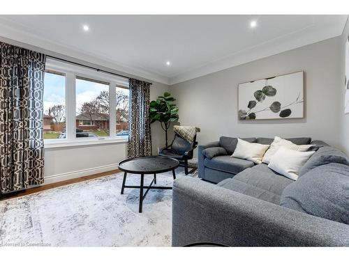 129 West 27Th Street, Hamilton, ON - Indoor Photo Showing Living Room