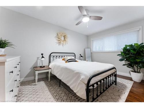 129 West 27Th Street, Hamilton, ON - Indoor Photo Showing Bedroom