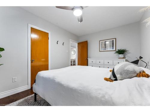 129 West 27Th Street, Hamilton, ON - Indoor Photo Showing Bedroom