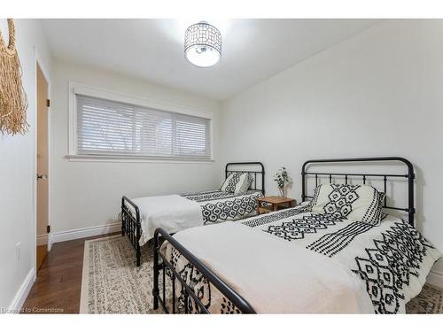 129 West 27Th Street, Hamilton, ON - Indoor Photo Showing Bedroom