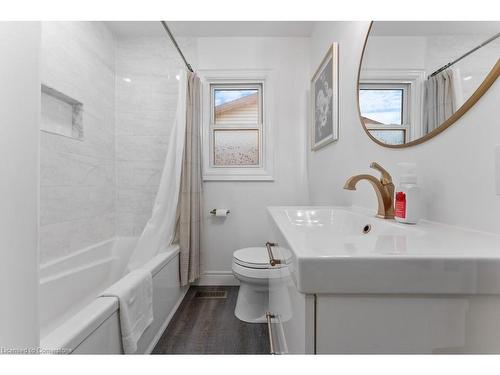 129 West 27Th Street, Hamilton, ON - Indoor Photo Showing Bathroom