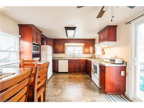 4588 Martha Lane, Beamsville, ON - Indoor Photo Showing Kitchen With Double Sink