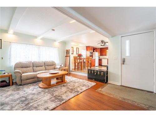 4588 Martha Lane, Beamsville, ON - Indoor Photo Showing Living Room