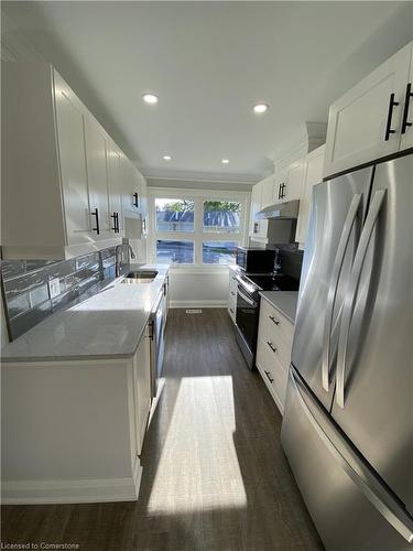 40 Szollosy Circle, Hamilton, ON - Indoor Photo Showing Kitchen