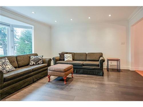 15 Pinehurst Drive, Hamilton, ON - Indoor Photo Showing Living Room