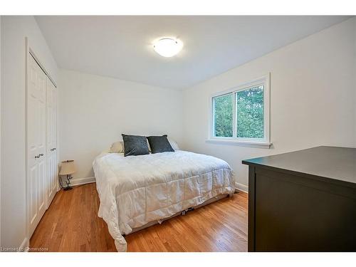 15 Pinehurst Drive, Hamilton, ON - Indoor Photo Showing Bedroom