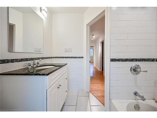 15 Pinehurst Drive, Hamilton, ON - Indoor Photo Showing Bathroom