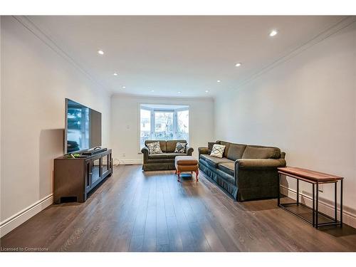 15 Pinehurst Drive, Hamilton, ON - Indoor Photo Showing Living Room