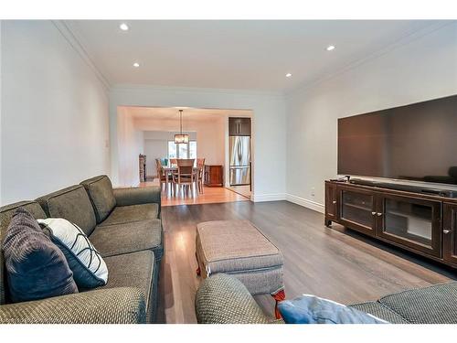 15 Pinehurst Drive, Hamilton, ON - Indoor Photo Showing Living Room