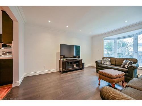 15 Pinehurst Drive, Hamilton, ON - Indoor Photo Showing Living Room