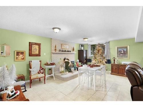 46 Millpond Place, Hamilton, ON - Indoor Photo Showing Living Room