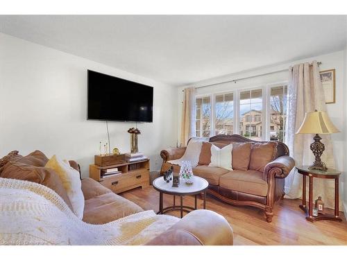 46 Millpond Place, Hamilton, ON - Indoor Photo Showing Living Room