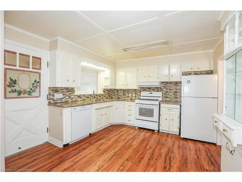 1 Grand Avenue, Grimsby, ON - Indoor Photo Showing Kitchen