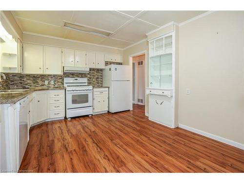 1 Grand Avenue, Grimsby, ON - Indoor Photo Showing Kitchen