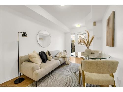 276-4975 Southampton Drive, Mississauga, ON - Indoor Photo Showing Living Room