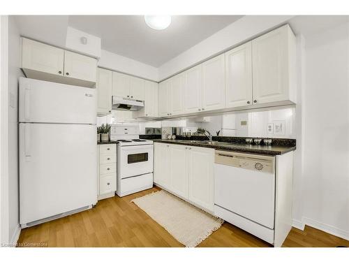 276-4975 Southampton Drive, Mississauga, ON - Indoor Photo Showing Kitchen