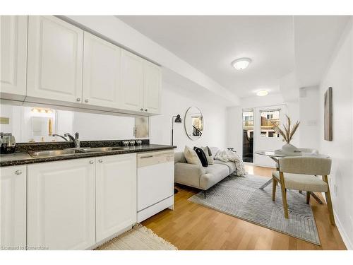 276-4975 Southampton Drive, Mississauga, ON - Indoor Photo Showing Kitchen With Double Sink