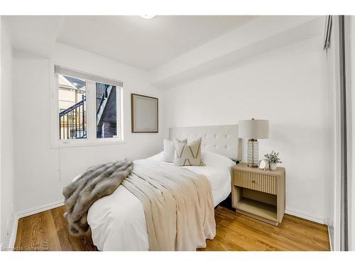 276-4975 Southampton Drive, Mississauga, ON - Indoor Photo Showing Bedroom