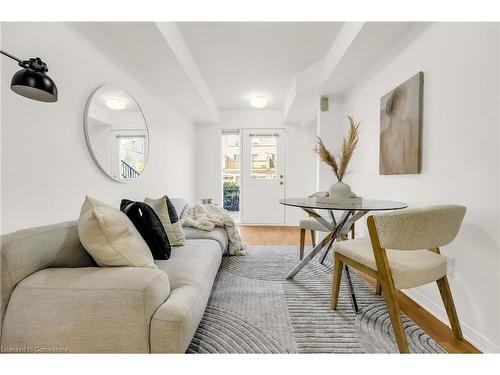 276-4975 Southampton Drive, Mississauga, ON - Indoor Photo Showing Living Room